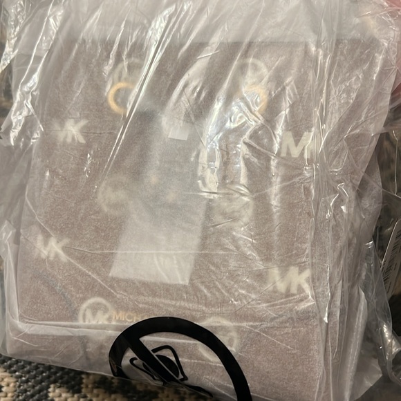 New w/Tags & Dust bag Michael Kors Mercer Small Logo Embossed Leather Bucket Bag - Picture 9 of 9